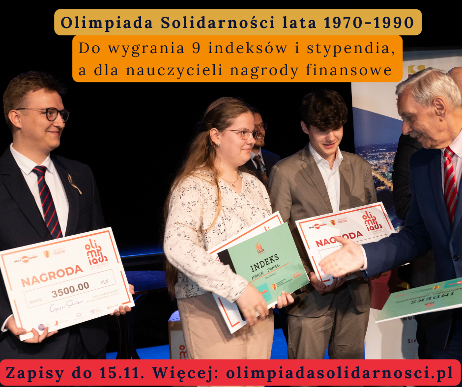 uczniowie odbierający nagrody